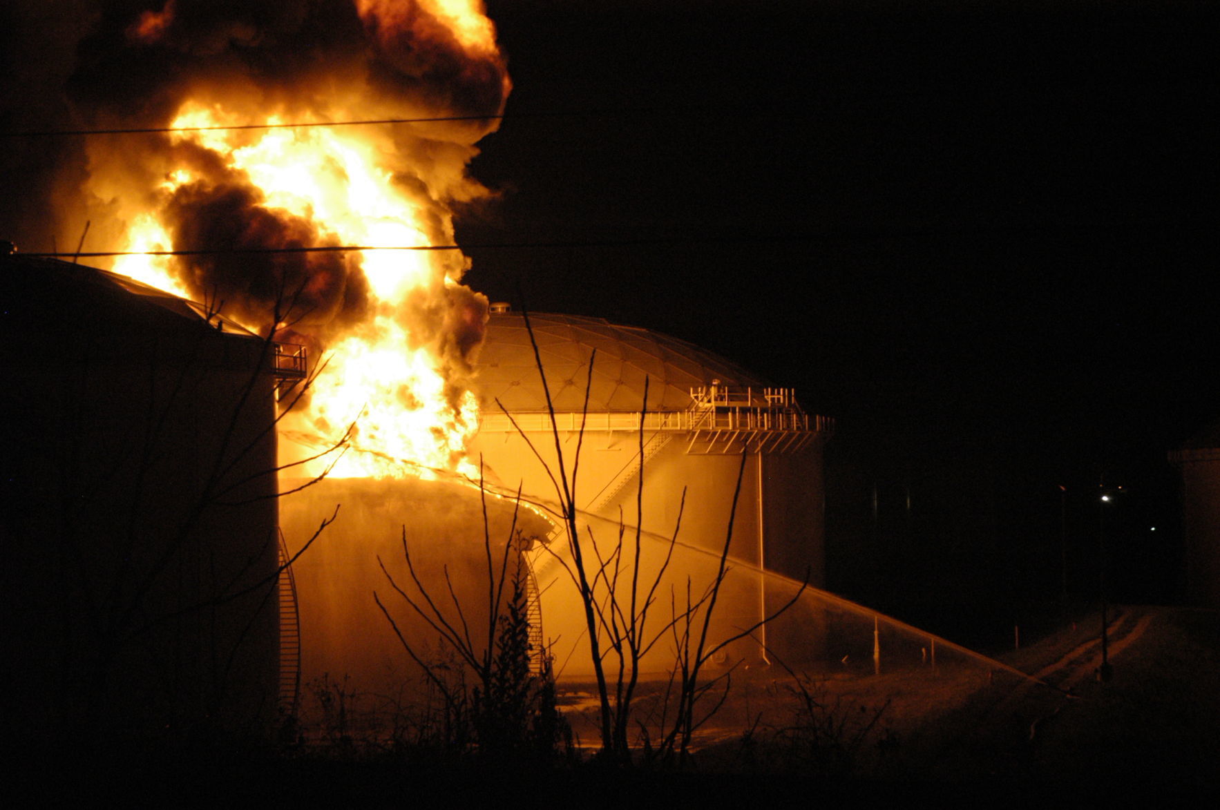 Harold Haynie's tank farm fire photo 4.jpg